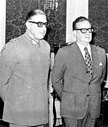 Augusto Pinochet assieme a Salvador Allende nel momento delle nomina a capo delle Forze Armate del generale