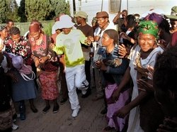 Boscimani festeggiano davanti al tribunale di Lobatse